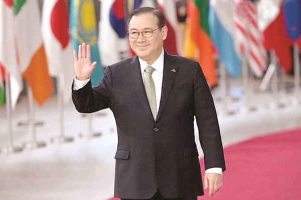 Philippines backs China as credible mediator