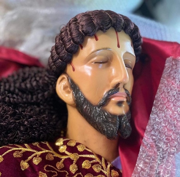 Manila police stop priest for carrying 'dead' body when it is actually Jesus statue 