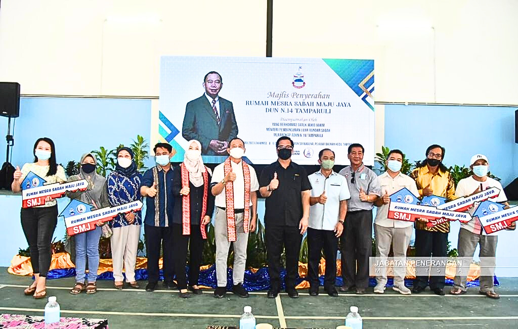 Kementerian Pembangunan Luar Bandar Sabah serah lima unit Rumah Mesra Sabah Maju Jaya