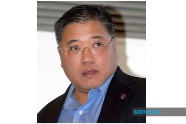 Tiong denies barging into KLIA arrival hall, alleges corruption