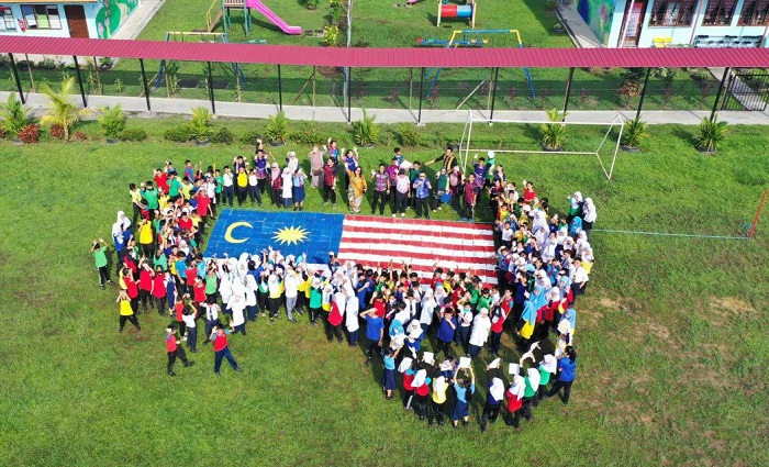 Sekolah di Penampang cipta jalur gemilang gergasi guna kotak telur terpakai