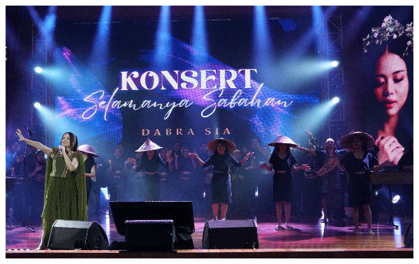 Dabra’s first solo concert draws 800