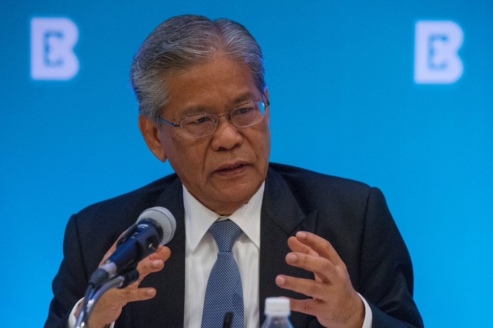 Ex-1MDB chairman plays on coy on familiarity with Najib