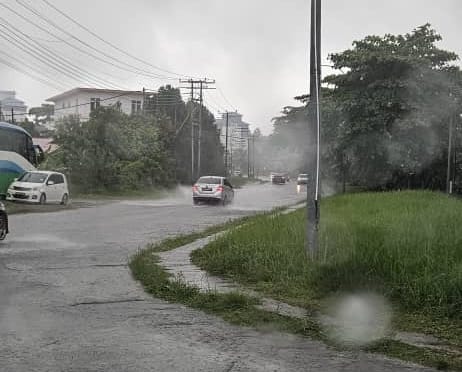 AIR hujan sering bertakung di jalan Kepayan ini sejak 2020.