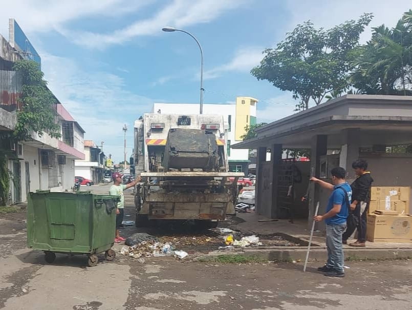 SAMPAH di rumah sampah di Taipan dibersihkan dua kali sehari.