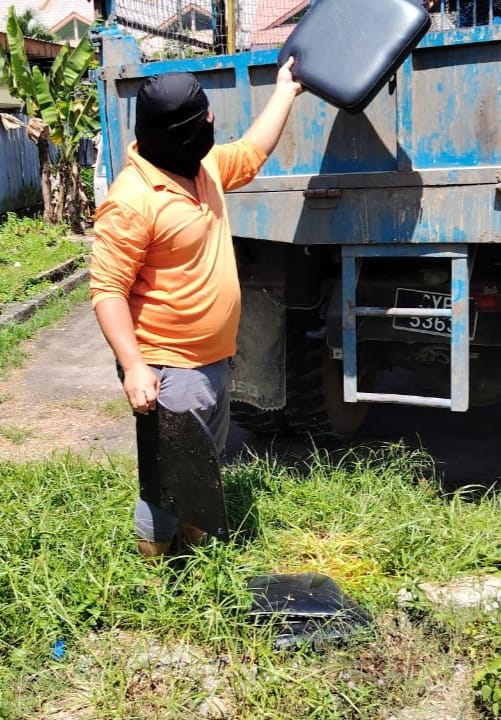 Seorang pengutip sampah  membersihkan sisa buangan bersaiz besar di sekitar deretan kedai di Taman Seri Kiansom.