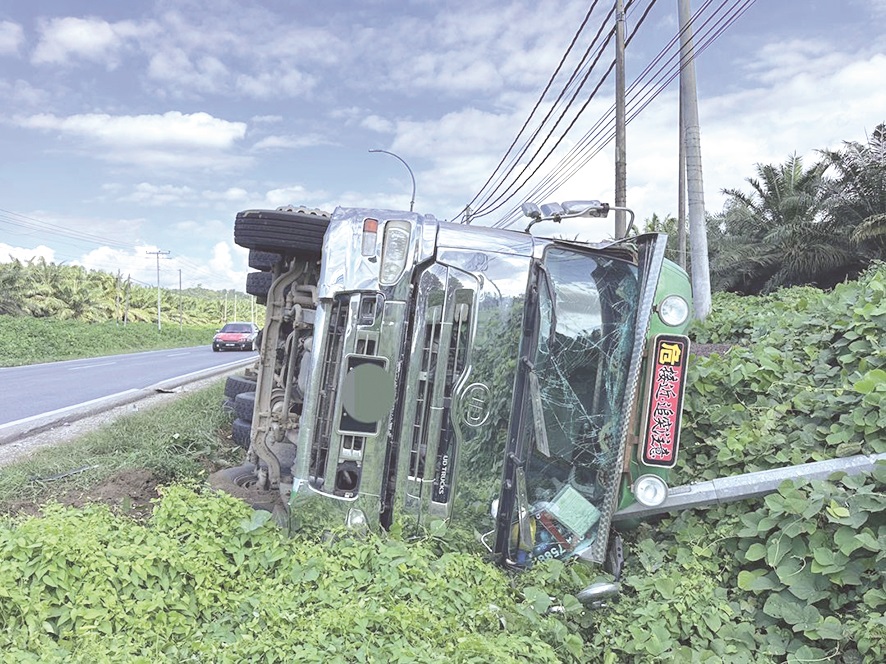 Lorry carrying palm kernel shells overturns