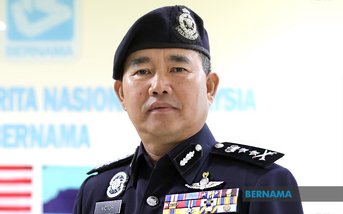 Pengusaha pelancongan asing menjalankan operasi pusat peranginan. Guna penama tempatan: Esscom 