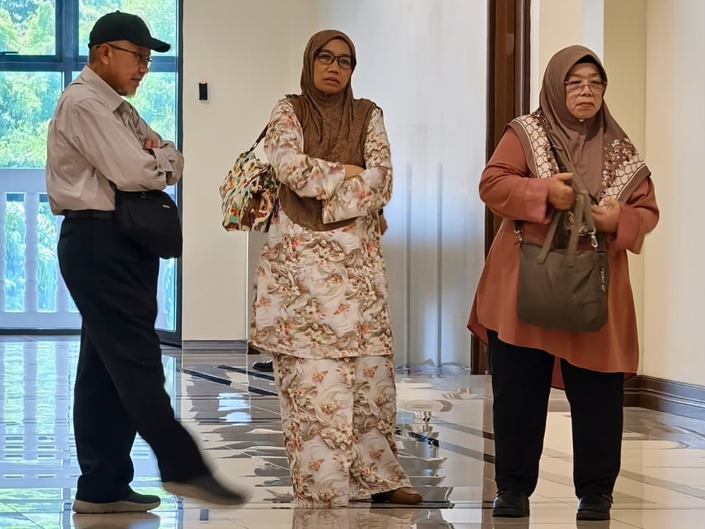 Money laundering: High Court orders former railway engineer, wives to enter defence