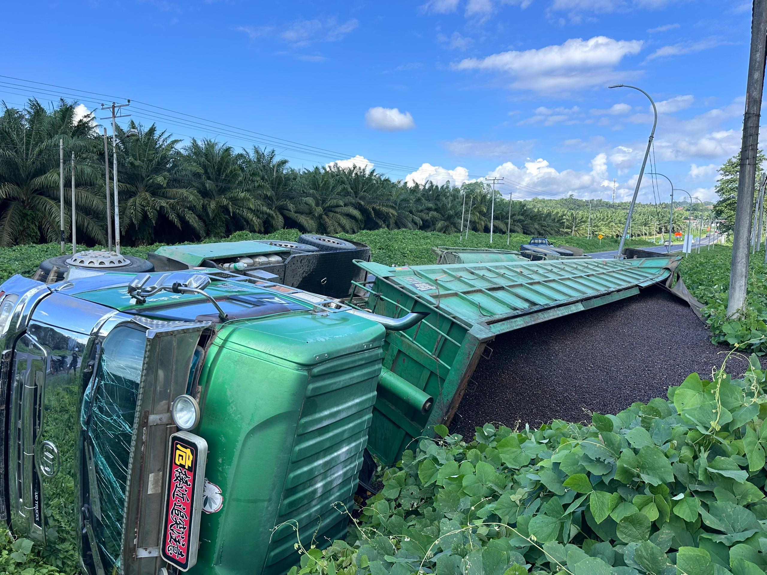 Lorry carrying palm kernel shells overturns in Kunak
