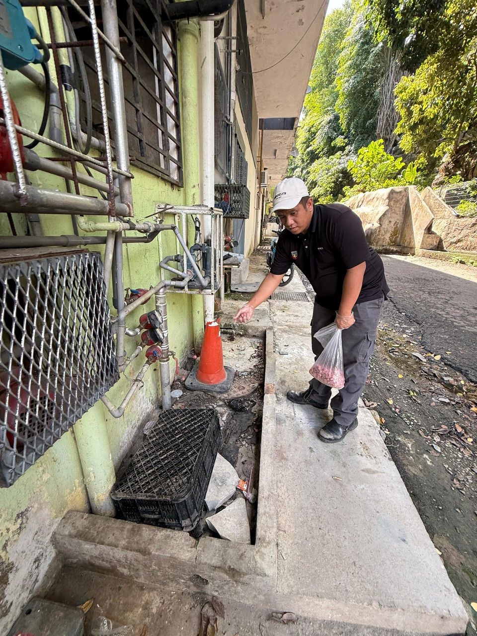 RACUN tikus turut diletakkan secara berkala di kawasan umum sekitar rumah kedai.
