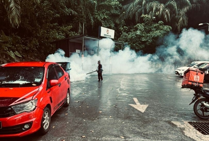 SEORANG anggota VCU sedang menjalankan kerja-kerja ‘fogging’ di kawasan Bandaran Berjaya.