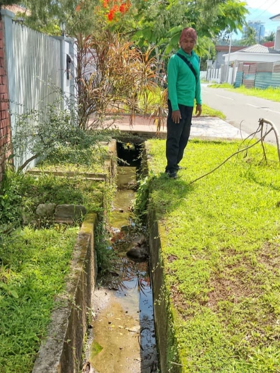SEORANG kakitangan Unit Perkhidmatan Pembersihan Bandaraya (UCD) mengambil  perhatian terhadap lapisan tebal lumpur  di dalam longkang di Taman Likas Jaya.