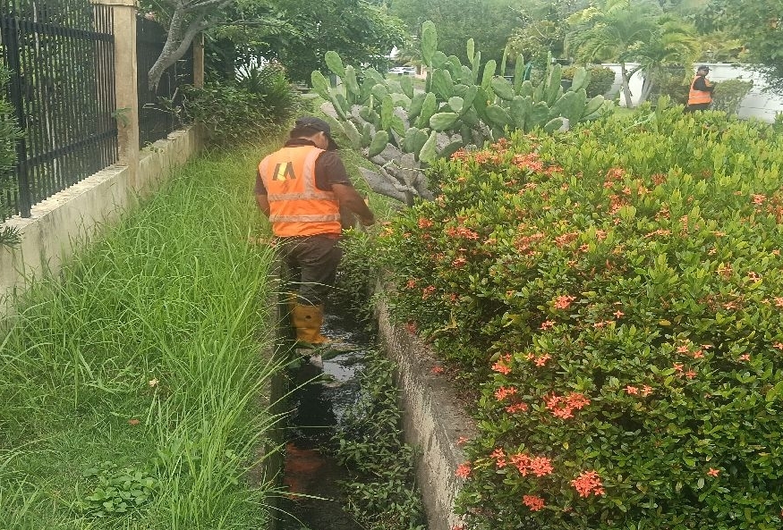 Two of the concessionaire’s workers cleaned the drains on either side of Lorong Burung Kenari 2.