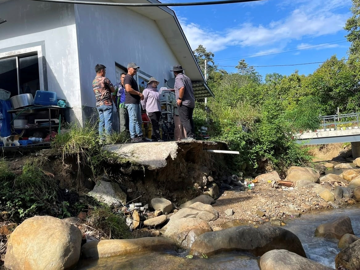 Riverbank erosion threatens Tenom home