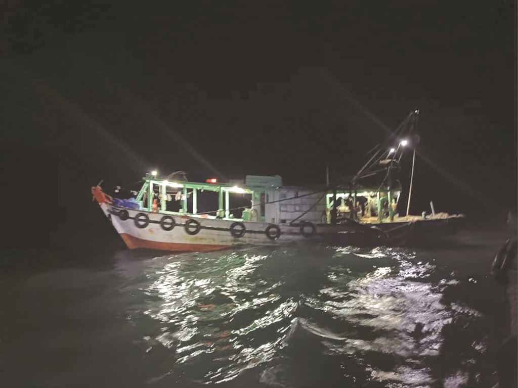 Radar detects boat using a trawl net
