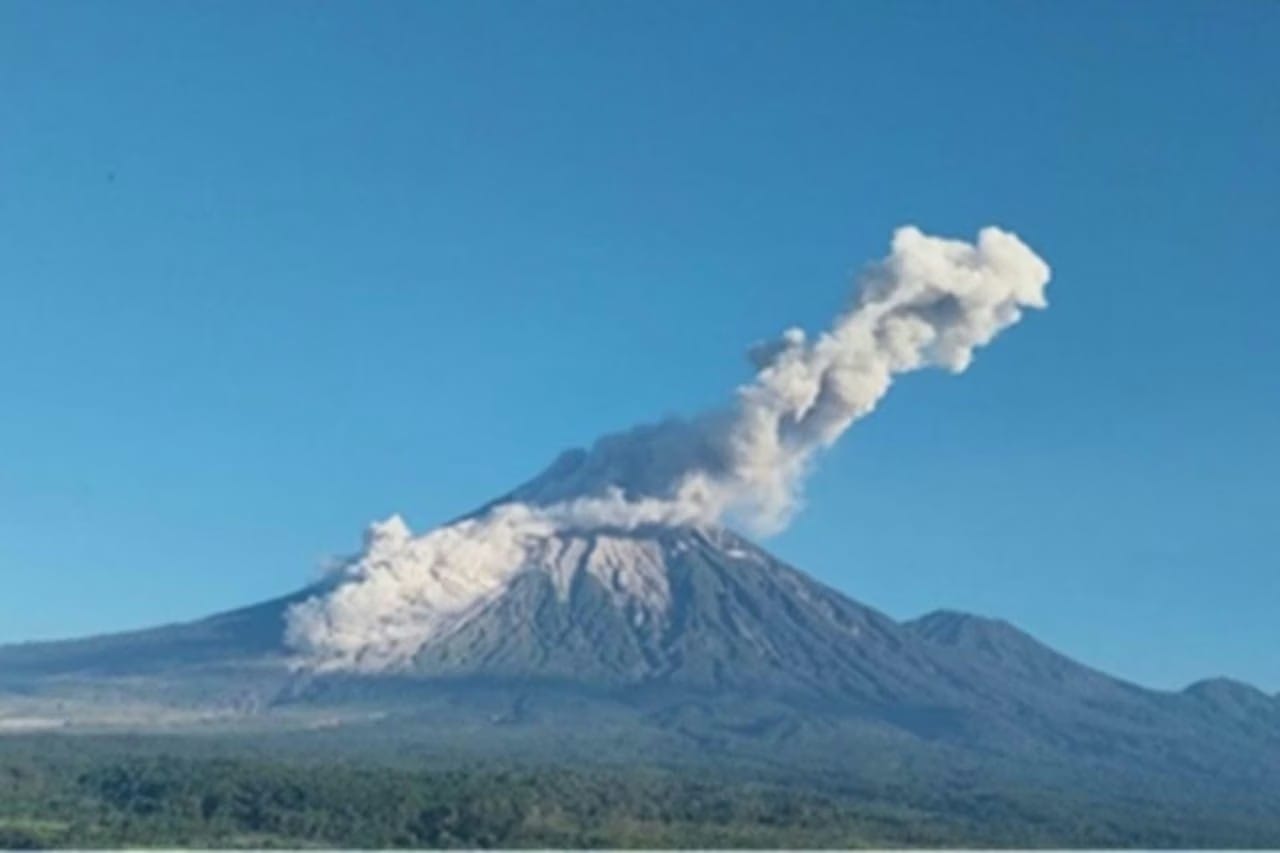 Mt Semeru erupts three times, second blast triggers 3.5km pyroclastic flow