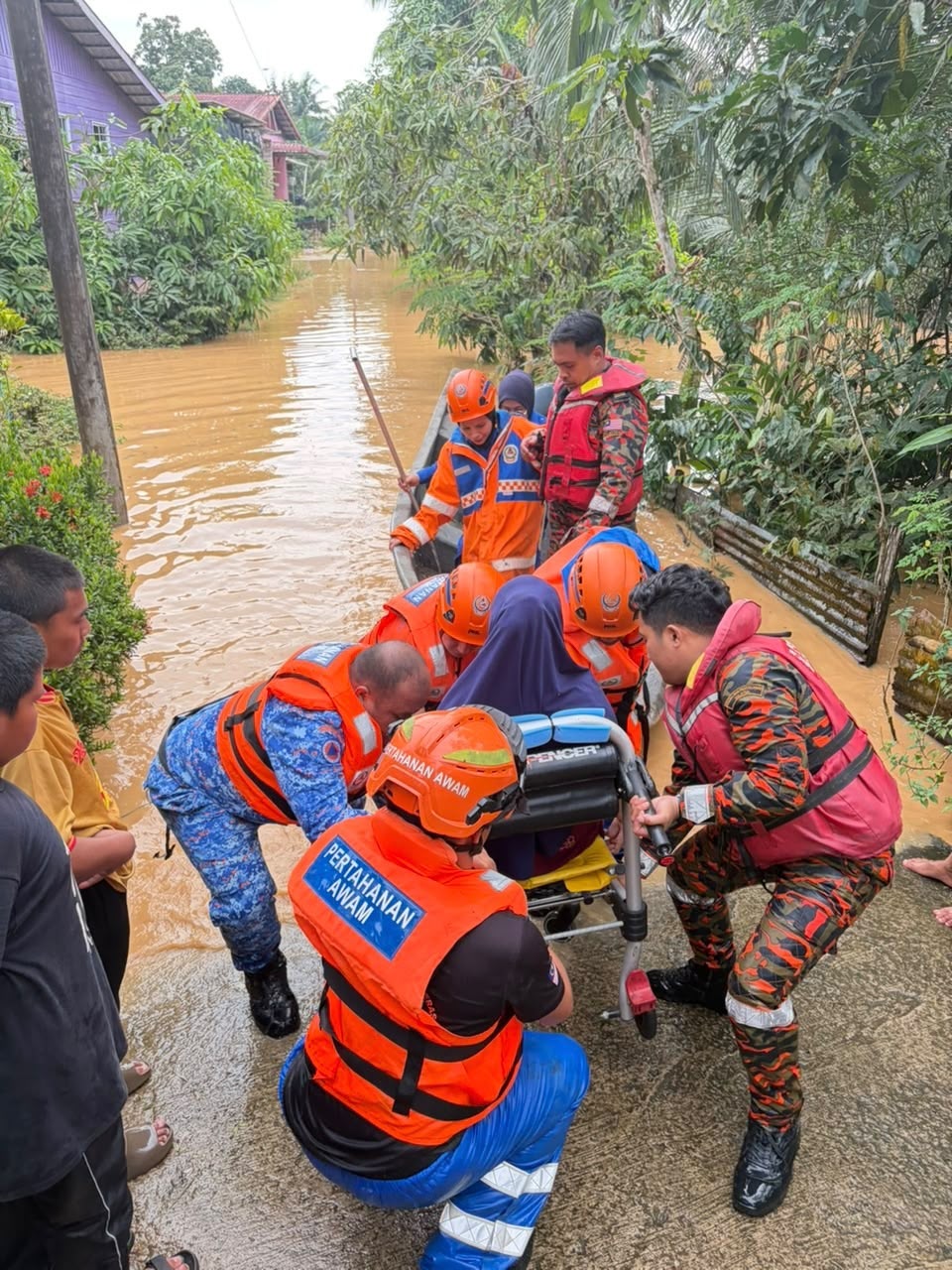 Disabled woman rescued from Kunak flood