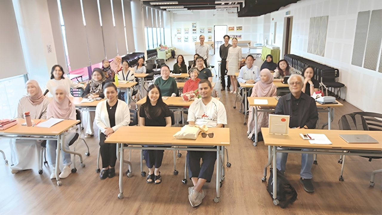 Workshop urges writers to keep human touch in AI era  