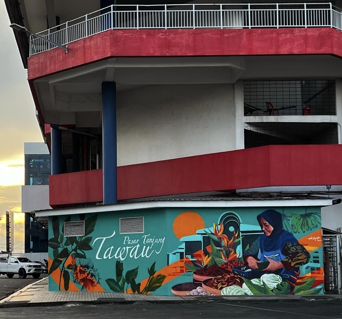 LUKISAN mural di Pasar Tanjung Tawau yang turut dihasilkan Andi Syafie - yang memaparkan ibunya.  