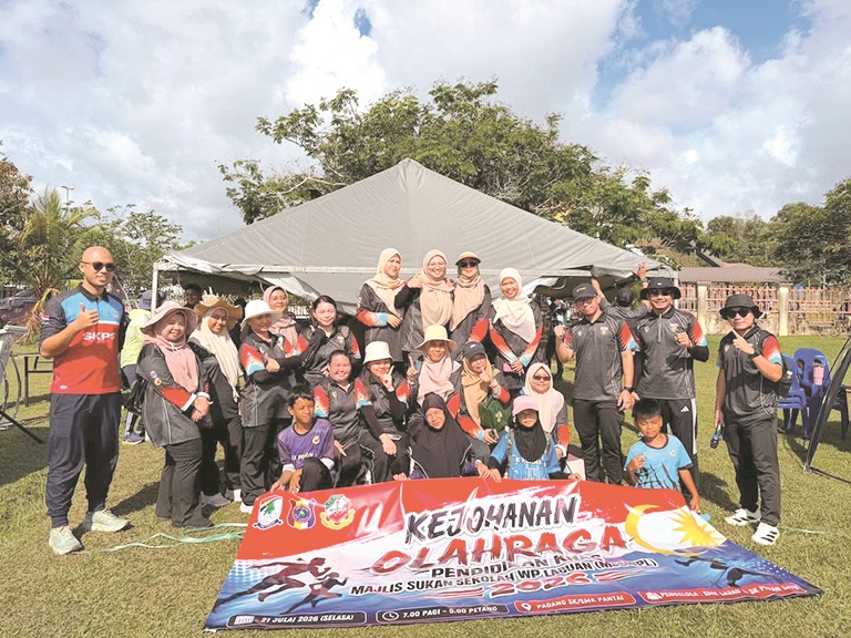 SK Pekan Satu celebrate after emerging overall champions.