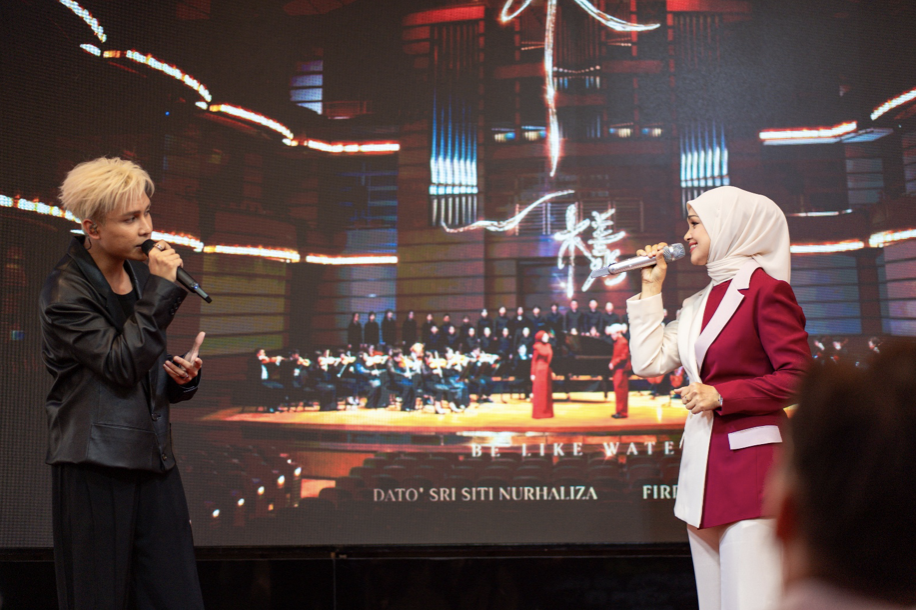 Historic Duet: Biduanita Negara and CUCKOO Brand Ambassador, Dato' Sri Siti Nurhaliza (right), alongside trilingual singer-songwriter and newly-appointed CUCKOO CSR Friend, 菲道尔 Firdhaus (left), performed the “像水一樣” (Be Like Water) song live for the first time. Written and composed by 菲道尔 Firdhaus, it marks Dato' Sri Siti Nurhaliza's first-ever full Chinese song and serves as CUCKOO Malaysia's official CSR theme song.