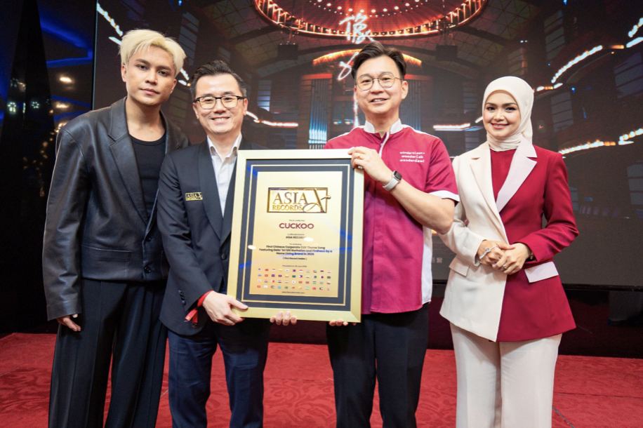 CUCKOO Malaysia Non-Independent Executive Director & CEO, Mr. Hoe Kian Choon (KC Hoe), receive the Asia Records certification for “Asia’s First Chinese Corporate CSR Theme Song Featuring Dato’ Sri Siti Nurhaliza and Firdhaus by a Home Living Brand (2026)” for their newly launched theme song, “像水一樣” (Be Like Water).