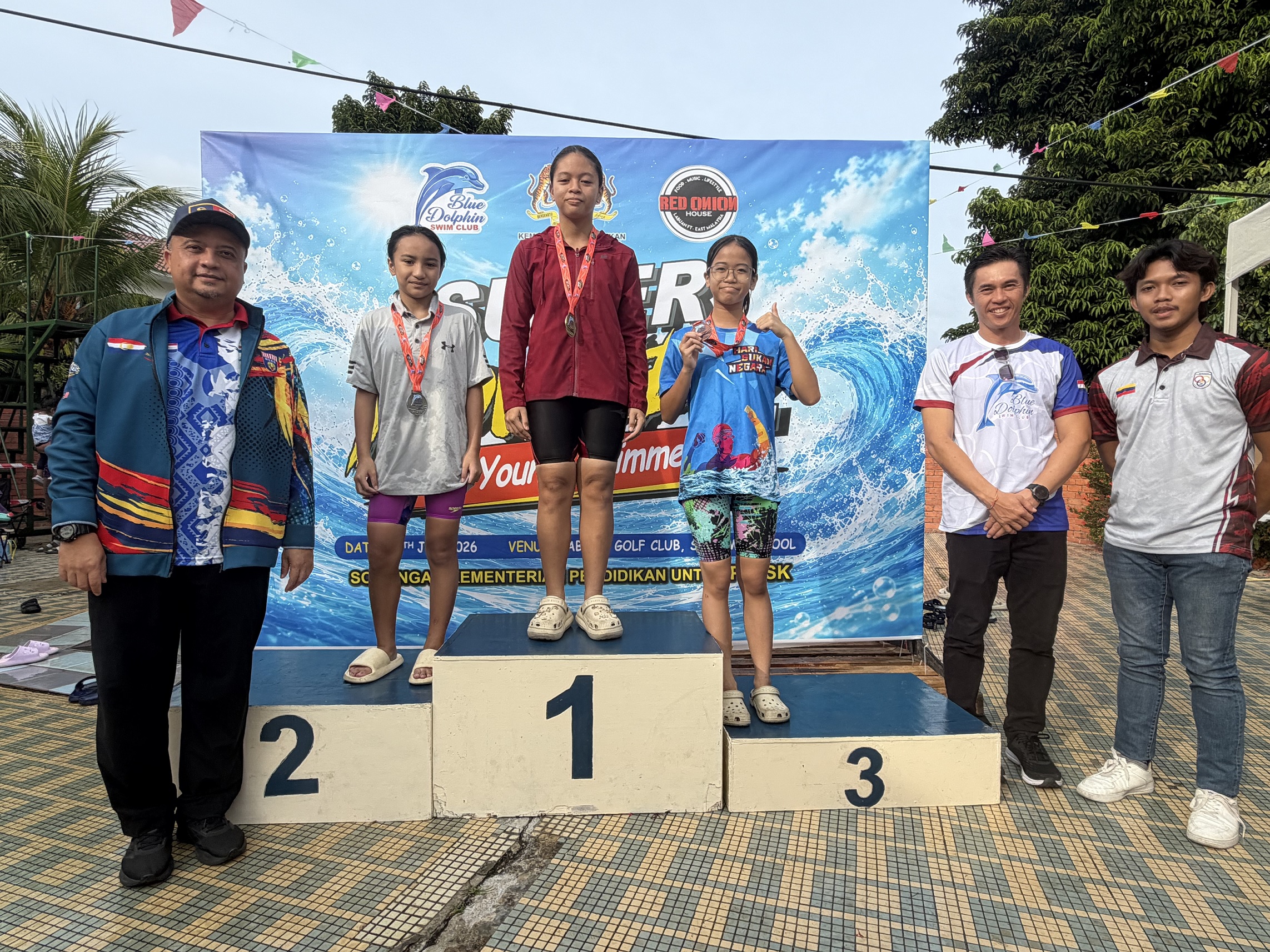 Record 200 swimmers 