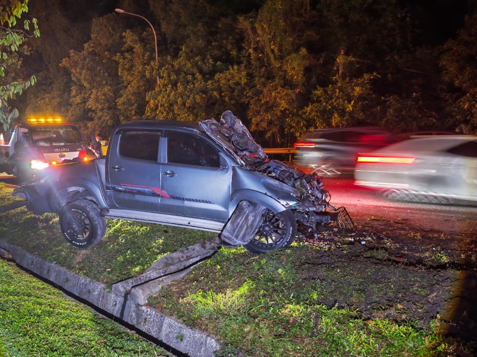 Driver injured after Hilux crashes into tree near City Mall