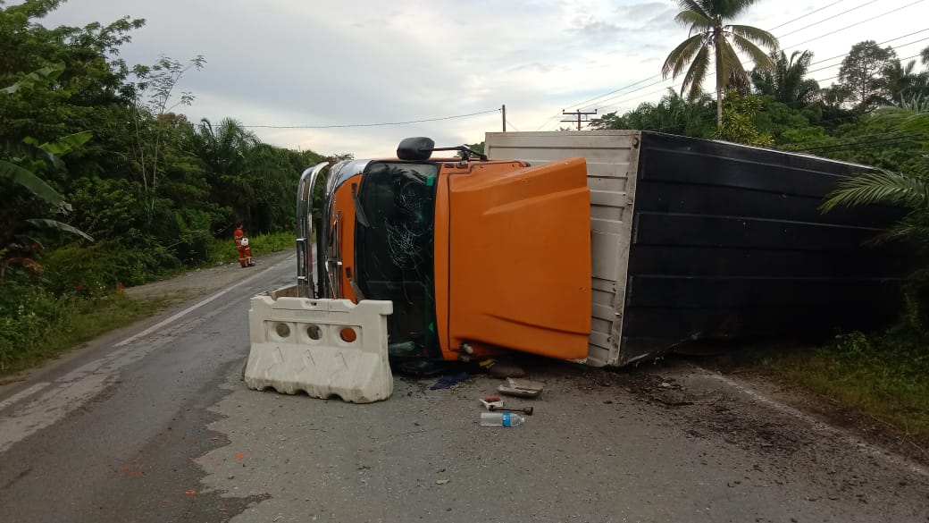 One killed, one injured after lorry skids off road in Kinabatangan