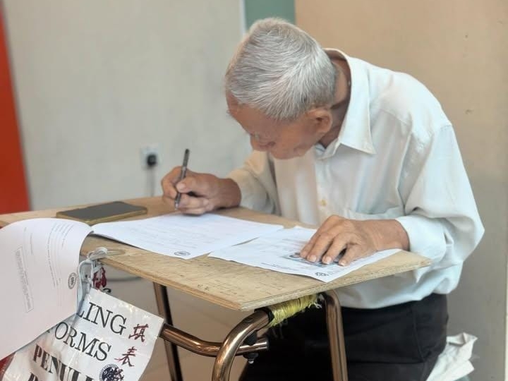 Elderly form-filling helper wins praise after viral Threads post
