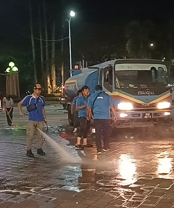 Three tanker-loads of water was used to clean the common areas around Lintasan Deasoka and Jalan Gaya.