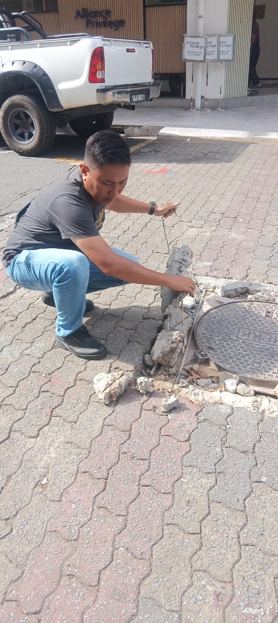 SEORANG anggota RPG mengalihkan besi yang terkeluar di sekitar lurang di kawasan CBD.