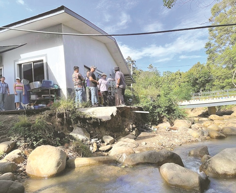  Hakisan tebing sungai ancam rumah penduduk Kampung Ulu Uloi