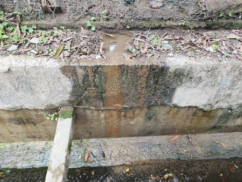 Tap water had been emptying into the roadside drain in this  part of the KKIP (West) Housing Project for more than 2 weeks. 