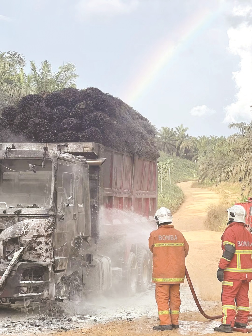 Lori muatan kelapa sawit terbakar di Keningau