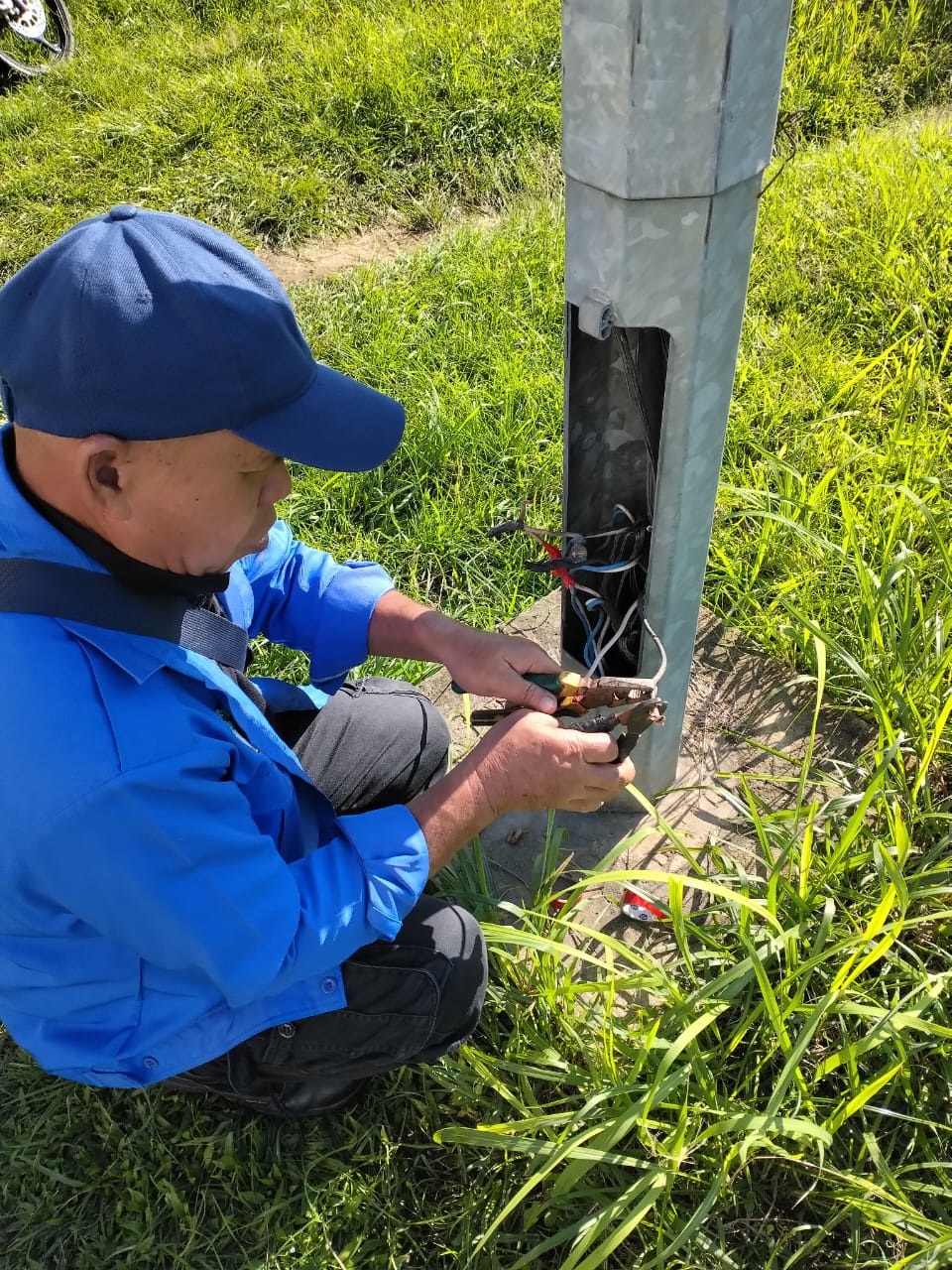 Repairs were made to some of the components at the base for each of the lights in this part of Penampang.