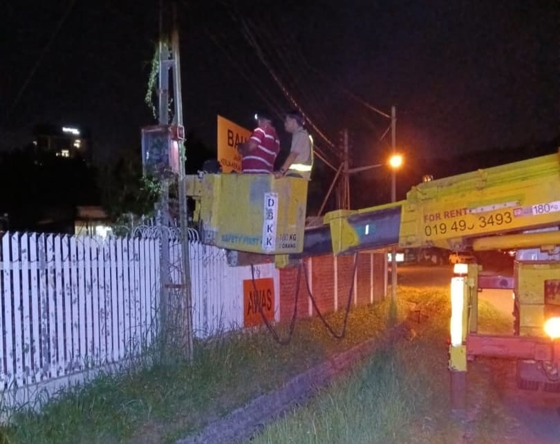 Workers with City Hall’s electrical contractor attend the affected lights along Jalan Sang Kancil 1.